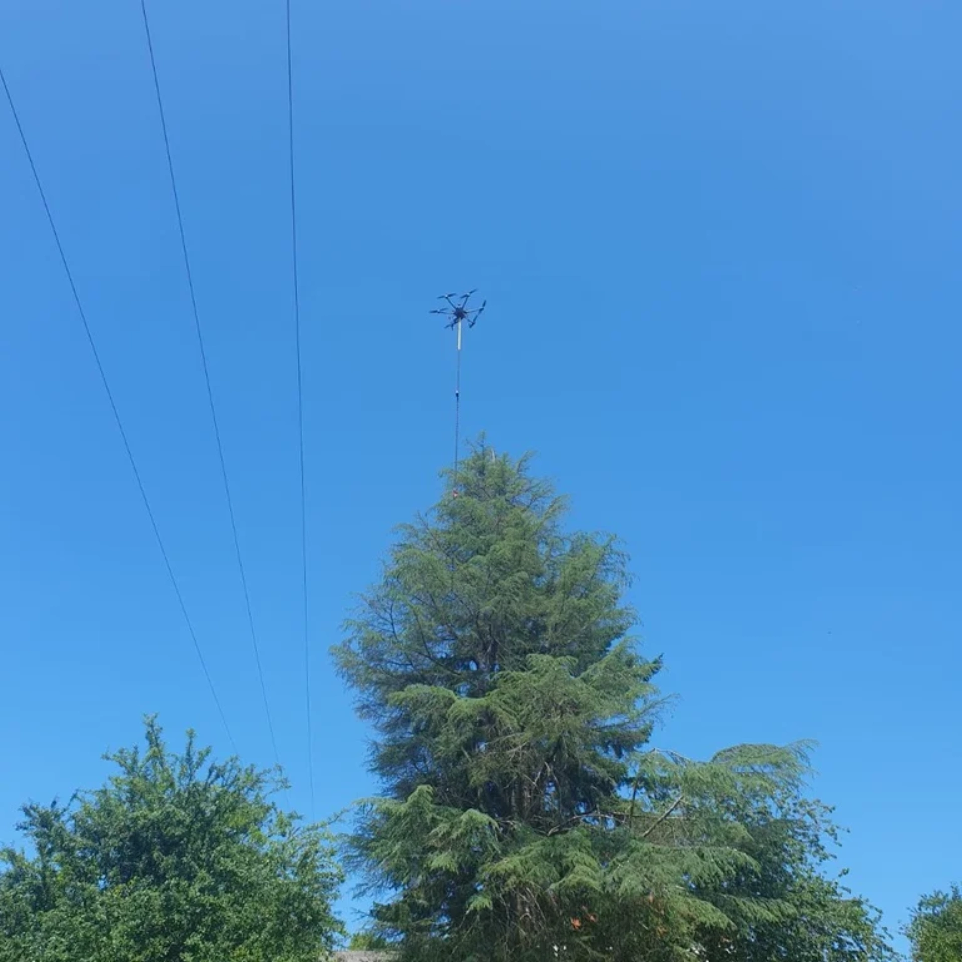 Drone d'élagage intervenant à proximité d'une ligne électrique