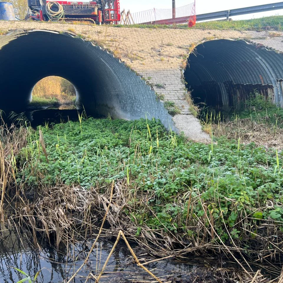 canal obstrué et véhicule technique